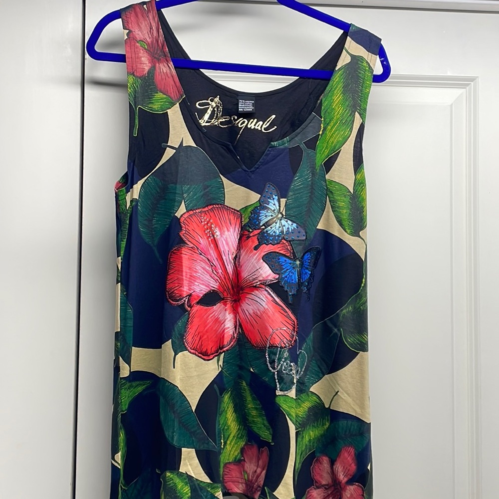 Beautiful tunic top with a lot of detail by Desiqual.